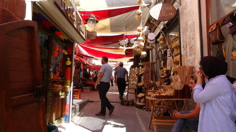 Mardin’de kısıtlamaların geri gelmesini istemeyen esnaf, vatandaşa aşı çağrısında bulundu
