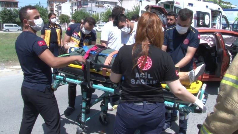 Sultanbeyli’de otomobil ile ticari taksi çarpıştı: 2 yaralı
