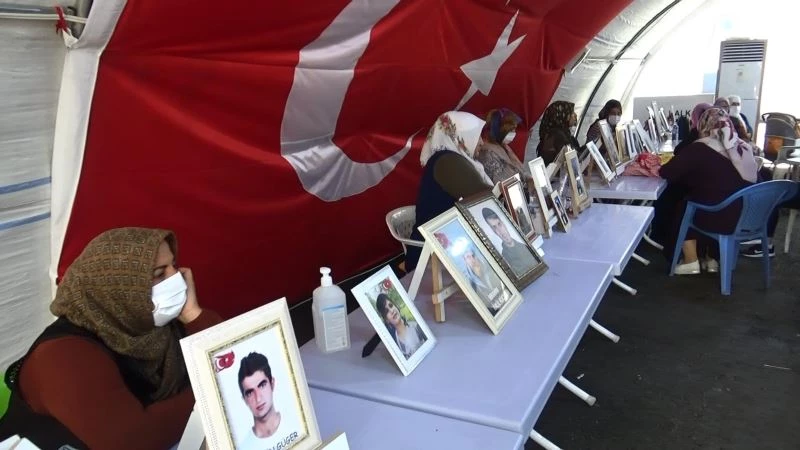 Evlat nöbetindeki anneden oğluna Kürtçe ‘teslim ol’ çağrısı
