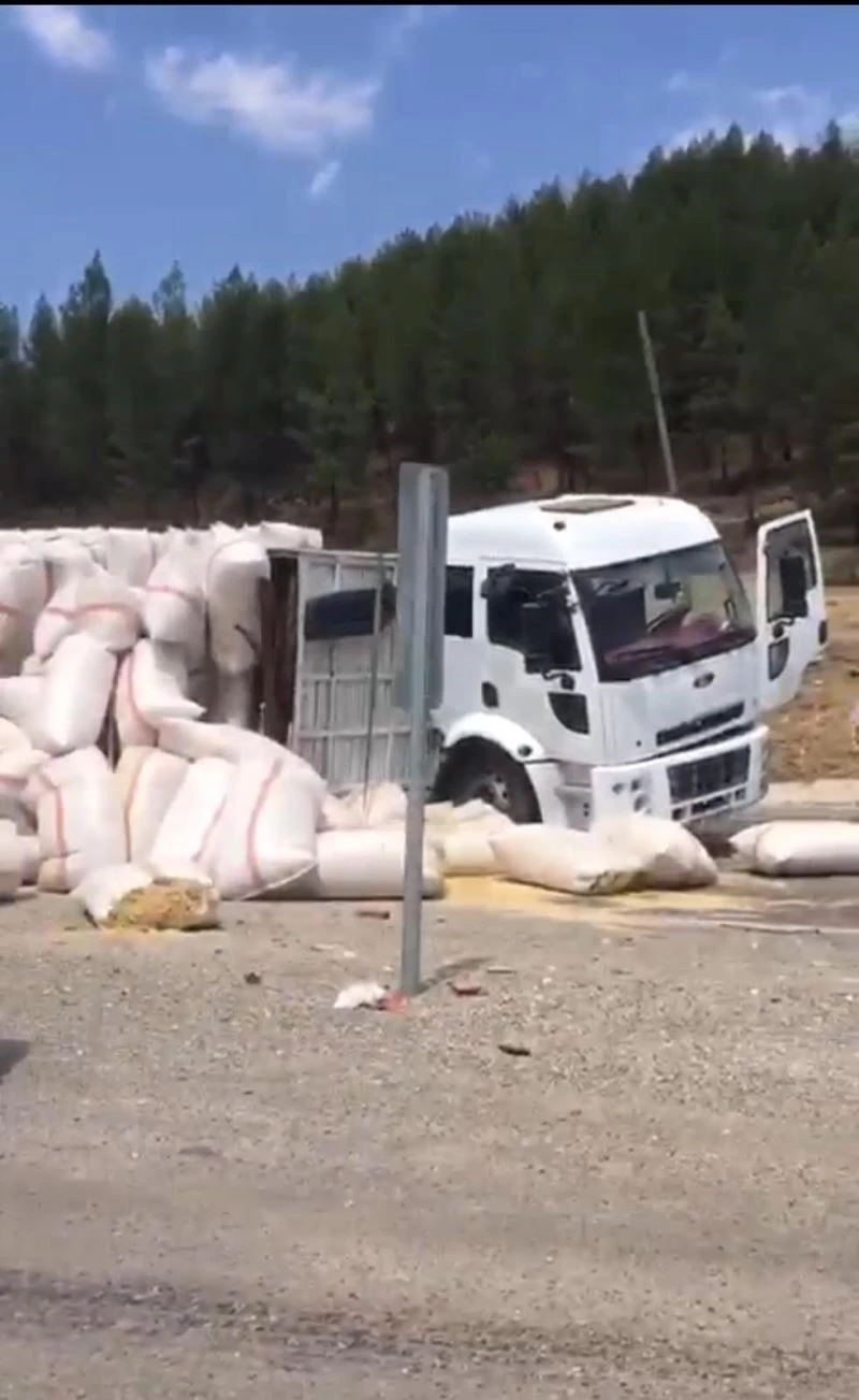 Batman - Baykan yolunda saman yüklü tır devrildi
