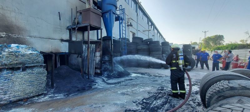 Fabrikadaki dev lastikler alevlere teslim oldu
