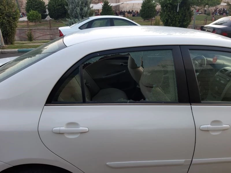 Habere giden gazetecinin aracının camını kırıp malzemelerini çaldılar
