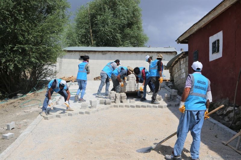 Tuşba Belediyesinin mahalleleri güzelleştirme çalışmaları sürüyor
