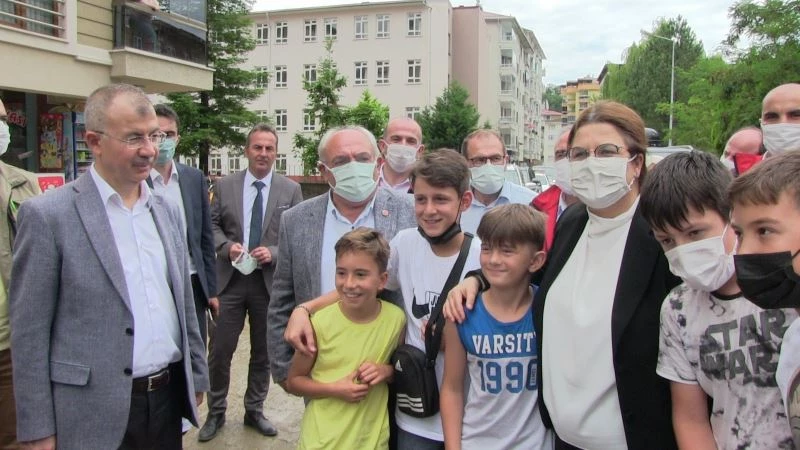 Aile ve Sosyal Hizmetler Bakanı Derya Yanık Arhavi’deki sel bölgesinde incelemelerde bulundu
