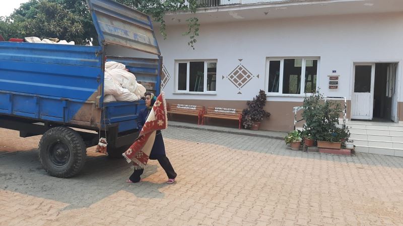 Yangının sıçradığı Karatepe köyündeki kilim evi boşaltıldı
