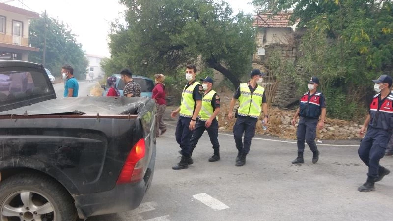 Alevlerin sardığı mahalleye jandarmadan anons: “Lütfen mahalleyi terk edin”
