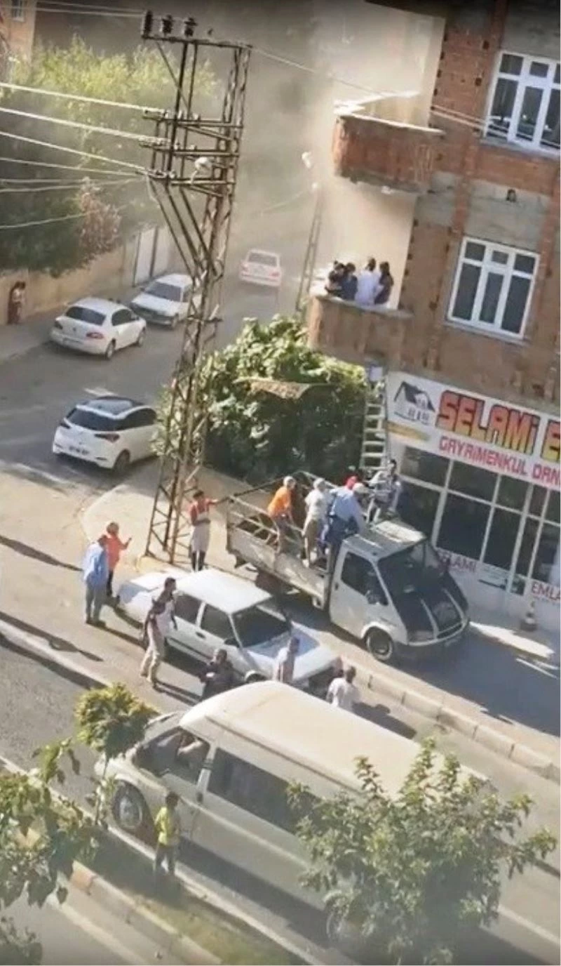 Yangında mahsur kalanlara mahalleliden kurtarma operasyonu
