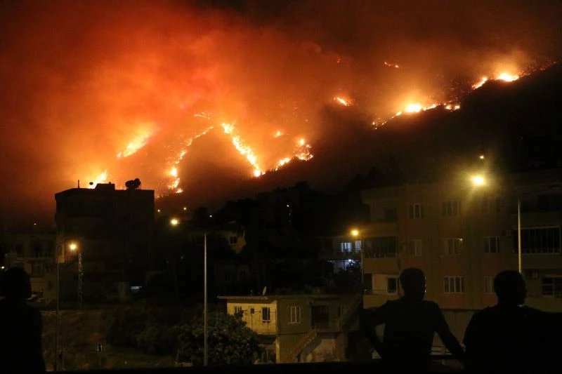 Aydıncık’taki yangın yerleşim yerlerini tehdit etmeye başladı
