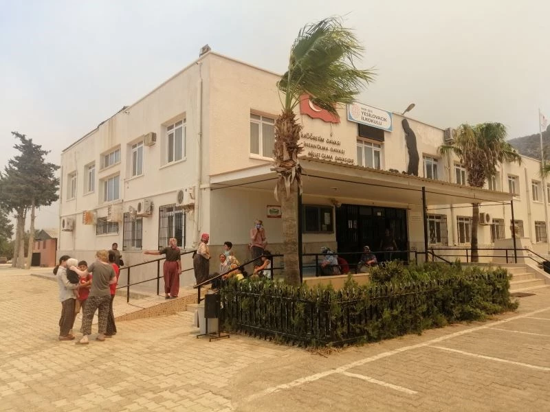 Silifke’de evlerinden tahliye edilenler okullara yerleştiriliyor
