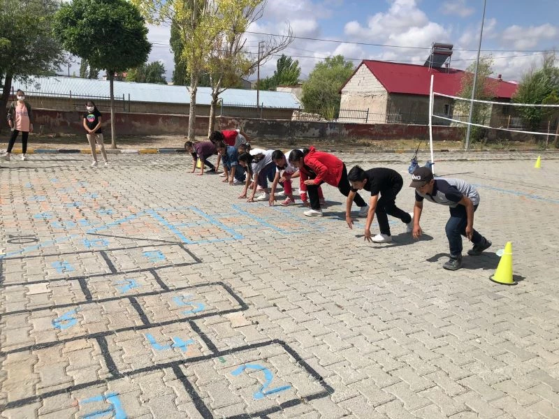 Ağrı’da “Telafide Ben de Varım” programı ile öğrenciler yaz dönemini dolu dolu geçiriyor
