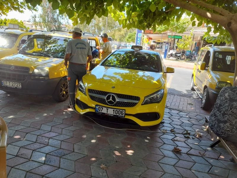 Kemer’de taksi ve otobüs duraklarında dezenfekte ve ilaçlama çalışmaları sürüyor
