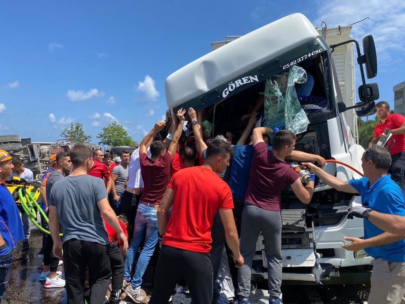 Artvin’deki sel bölgesinden görevden dönüyorlardı, kazayı görünce yardıma koştular
