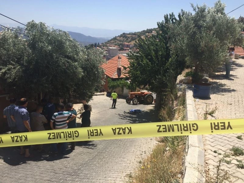 Geriye kaçırdığı traktörün altında can verdi
