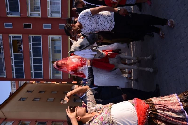 Atalarından kalma at ile gelin alma geleneğini yaşattılar
