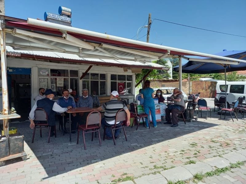 Mobil aşı ekipleri kahvehanelerde aşı yapıyor
