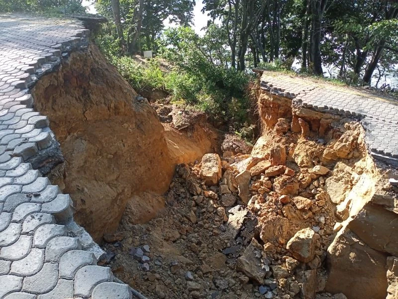 Sahil şeridinde yol çöktü
