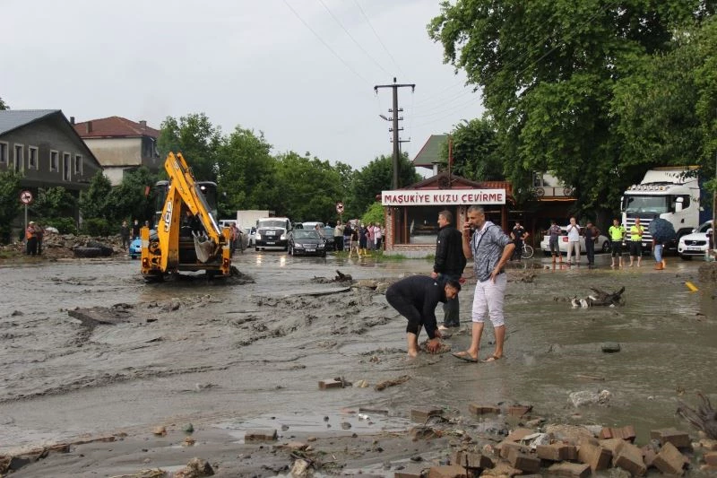 Dere taşınca Sapanca-Kartepe yolu ulaşıma kapandı
