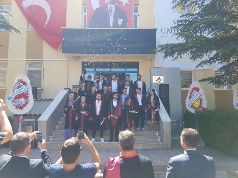 Huğlu Meslek Yüksekokulu’nda mezuniyet coşkusu
