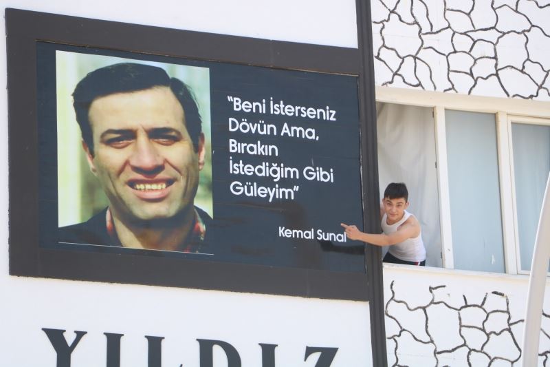 Malatyalılar, Kemal Sunal’ı apartman duvarındaki bu afişle unutmuyor
