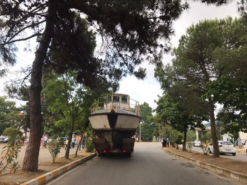 Kamyonun üzerinde taşınan tekne viyadüğe takıldı
