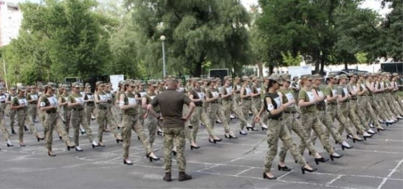 Ukrayna’da kadın askerlere topuklu ayakkabı giydirilmesine tepki yağdı
