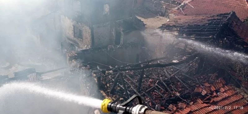 Patlayan piknik tüpü kerpiç evi kül etti
