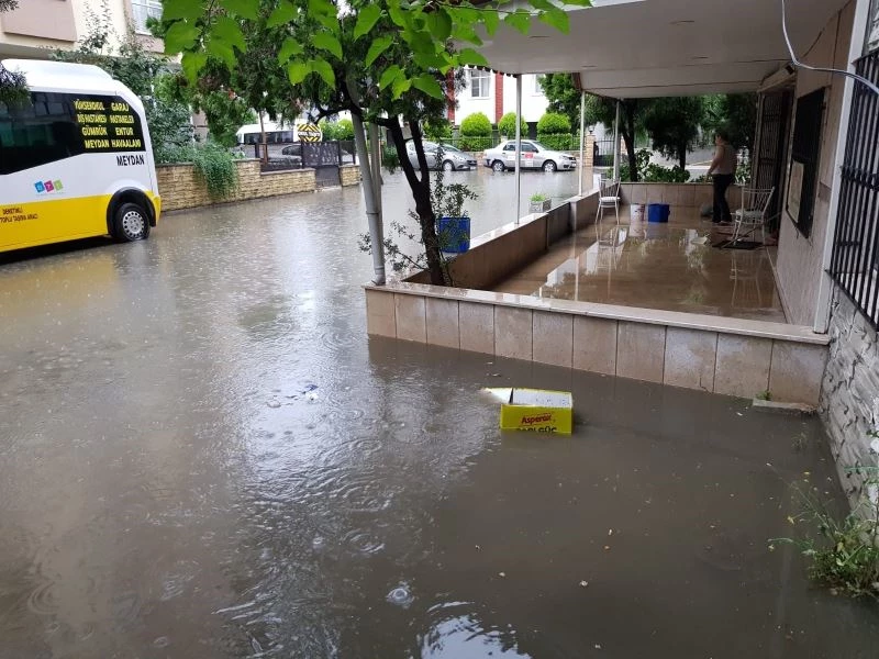 Balıkesir’de cadde ve sokaklar dereye döndü, bir işletmenin sundurması çöktü

