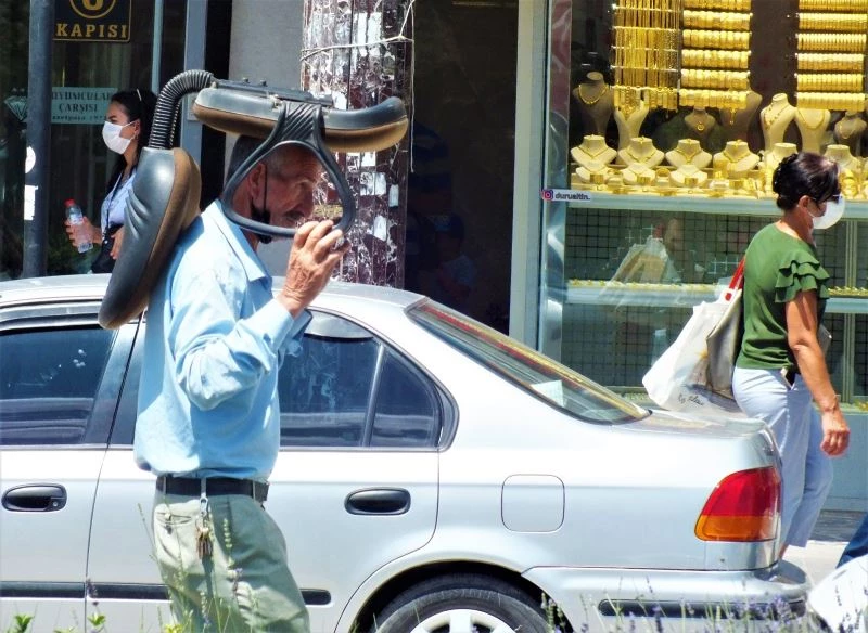 Sıcaktan korunmak isteyen vatandaştan ilginç yöntem: Kafasının üstünde koltukla yürüdü
