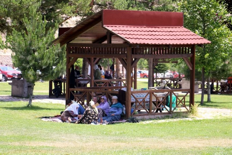 Kısıtlamasız ilk hafta sonunda piknikçiler kendilerini doğaya bıraktı
