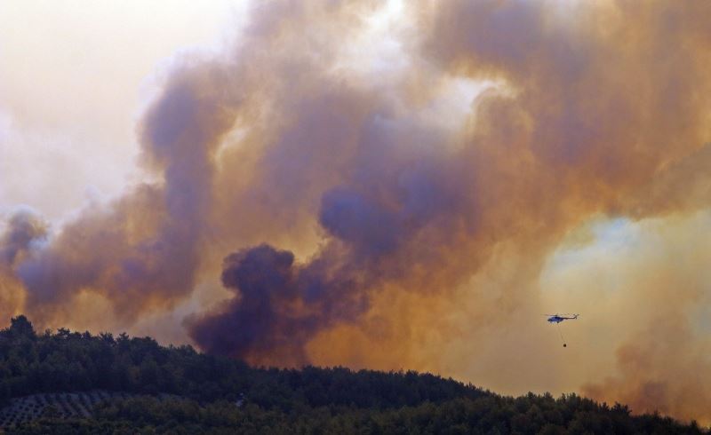 Manavgat’ta ormanlık alandaki yangına havadan ve karadan müdahale sürüyor

