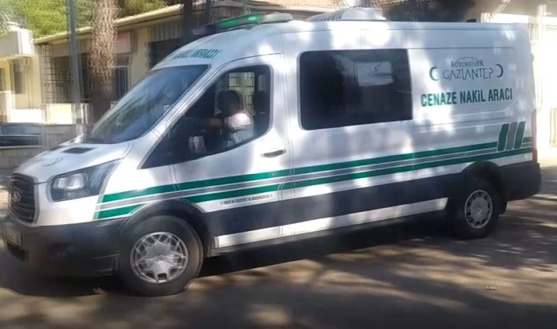 El freni çekilmeden park edilen aracın altında kalan yaşlı kadın öldü
