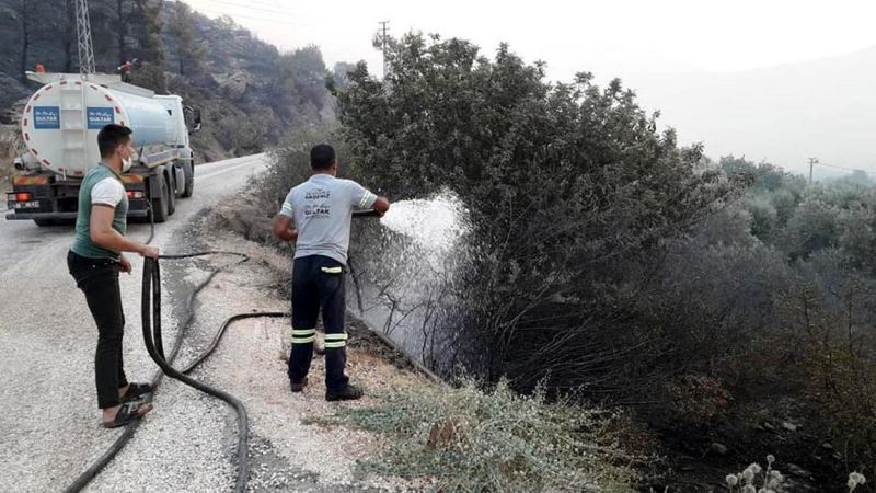 Akdeniz Belediyesi, yangın bölgesine arazözler ve personel gönderdi
