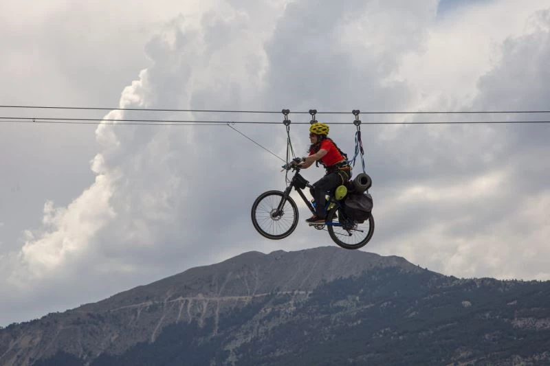 Metrelerce yükseklikte bisikletiyle Zipline yaptı
