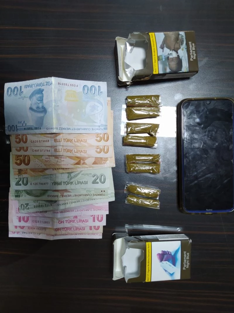(Özel) Sigara paketine uyuşturucu sakladı, polisi görünce sokağa attı
