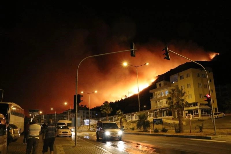 Aydıncık alev alev yanıyor
