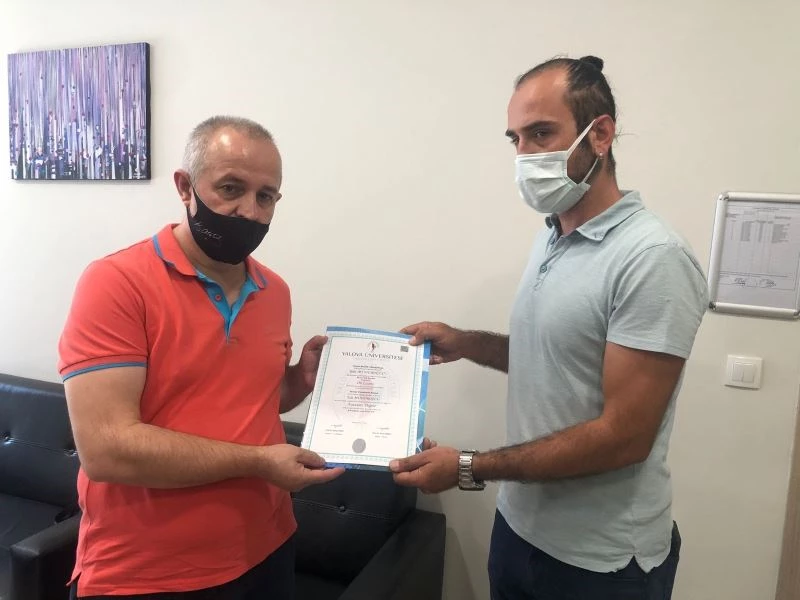 Vefat eden kızının diplomasını aldı
