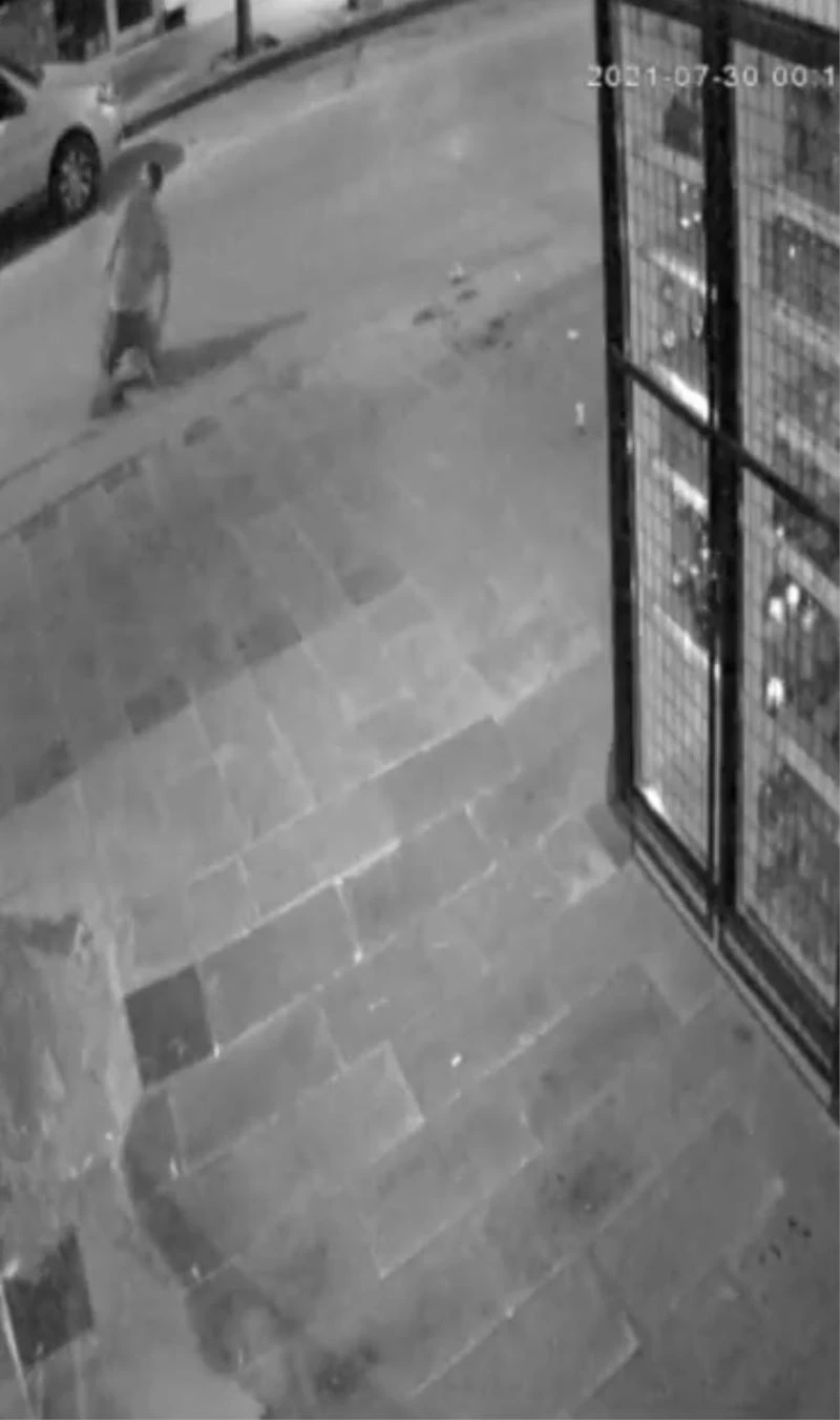 Çöp kovasıyla kavga eden adam kameraya yansıdı
