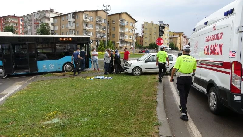 Cenazeye giderken kaza yaptılar: 3 yaralı
