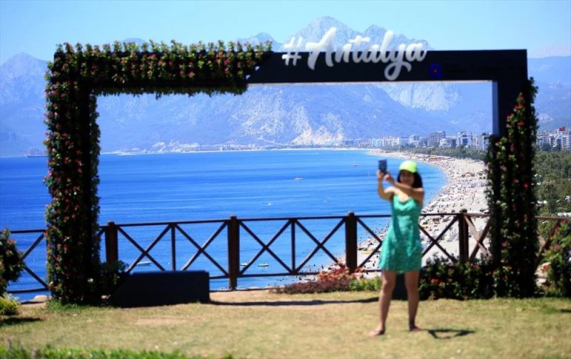 Turizm merkezlerinde normalleşme sürecinin ilk kısıtlamasız pazar gününde sahillerde yoğunluk oluştu