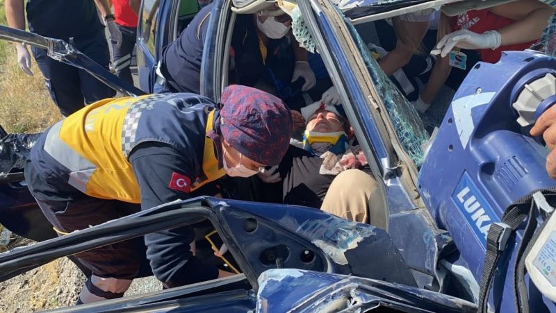 Trafik kazasında araca sıkışan kadın kendini acılarını unutup eşini ve kızını sordu
