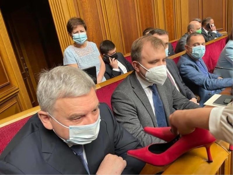 Ukrayna meclisinde savunma bakanına topuklu ayakkabı hediye edildi
