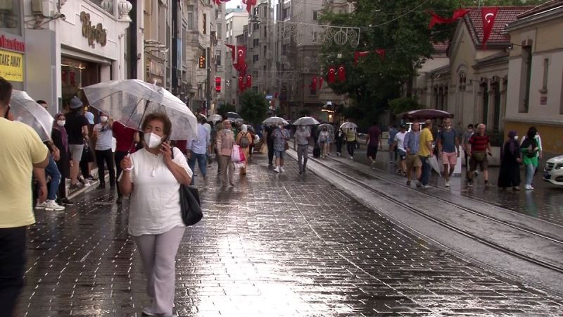 Kısıtlamasız ilk pazar günü Taksim’e çıkanlar yağmura yakalandı
