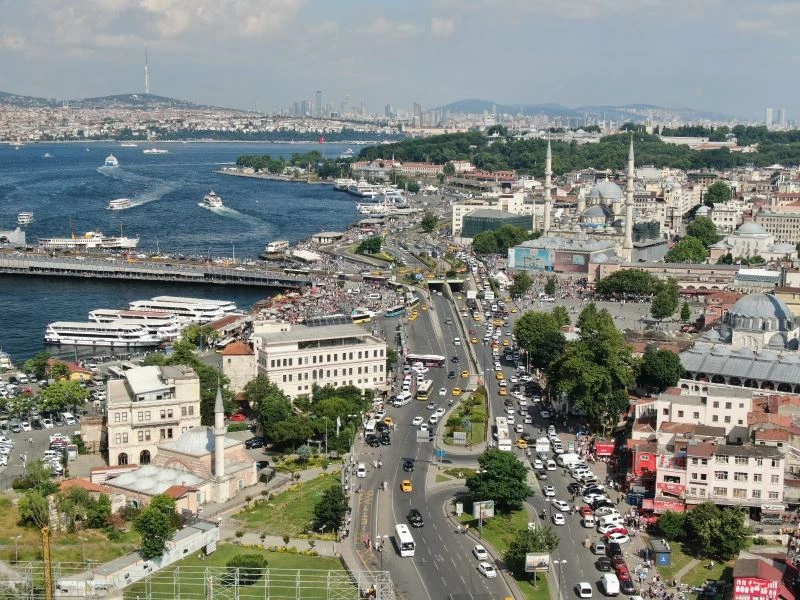 Eminönü’nde kısıtlamasız ilk pazar günü 