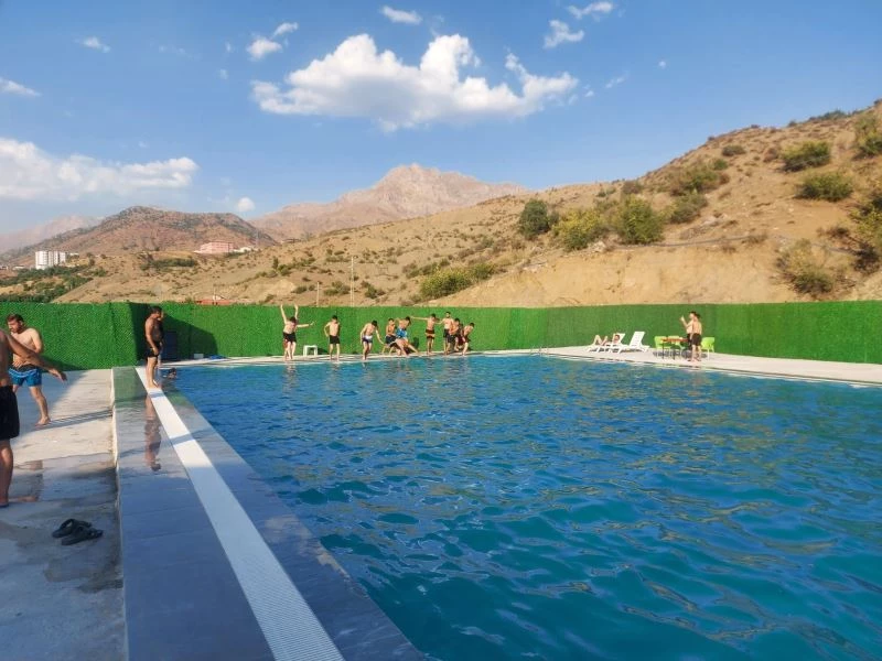 Meretonun gençleri derelerde değil lüks havuzda yüzme öğrenecek
