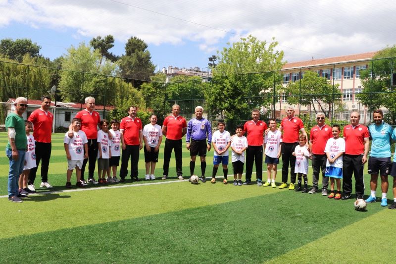 Telafi eğitimlerine start verildi, açılışta minikler ile müdürler maç yaptı
