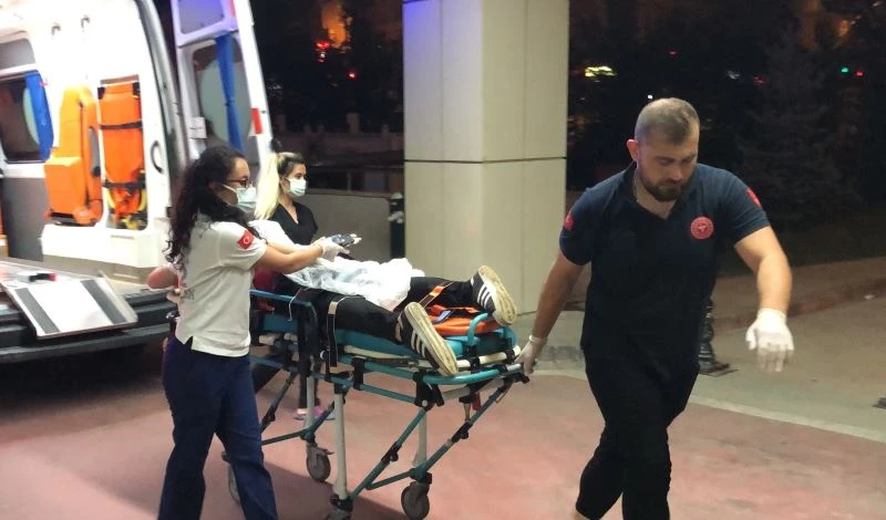 Kendisini bıçaklayan şahıslardan kurtulmak için tren hattına girdi
