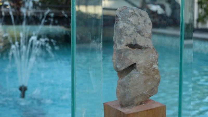 Çobanlık yaparken bulduğu taşları sergiliyor
