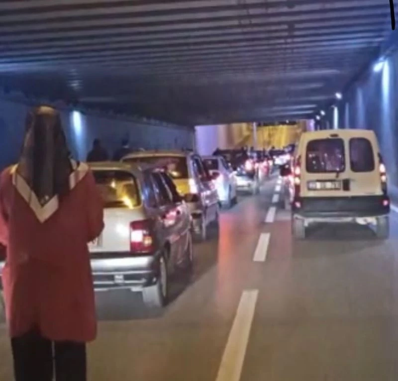 Elazığ’da pes dedirten görüntü, yolu kesip çiftetelli oynadılar
