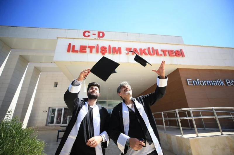 Baba ile oğlu aynı fakülteden birlikte mezun olmanın sevincini yaşıyor