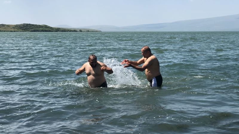 Çıldır Gölü’nde sazlı sözlü serinlediler
